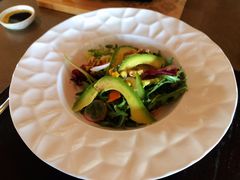牛油果沙拉配油醋汁及烤核桃仁-恰餐厅及酒吧CHAR Bar & Grill(北京三里屯洲际店)