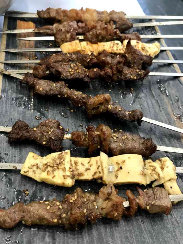 卜奎烤右-"肉烤的滋滋作响,很香很好吃,凉菜也不错,."-大众点评移动版