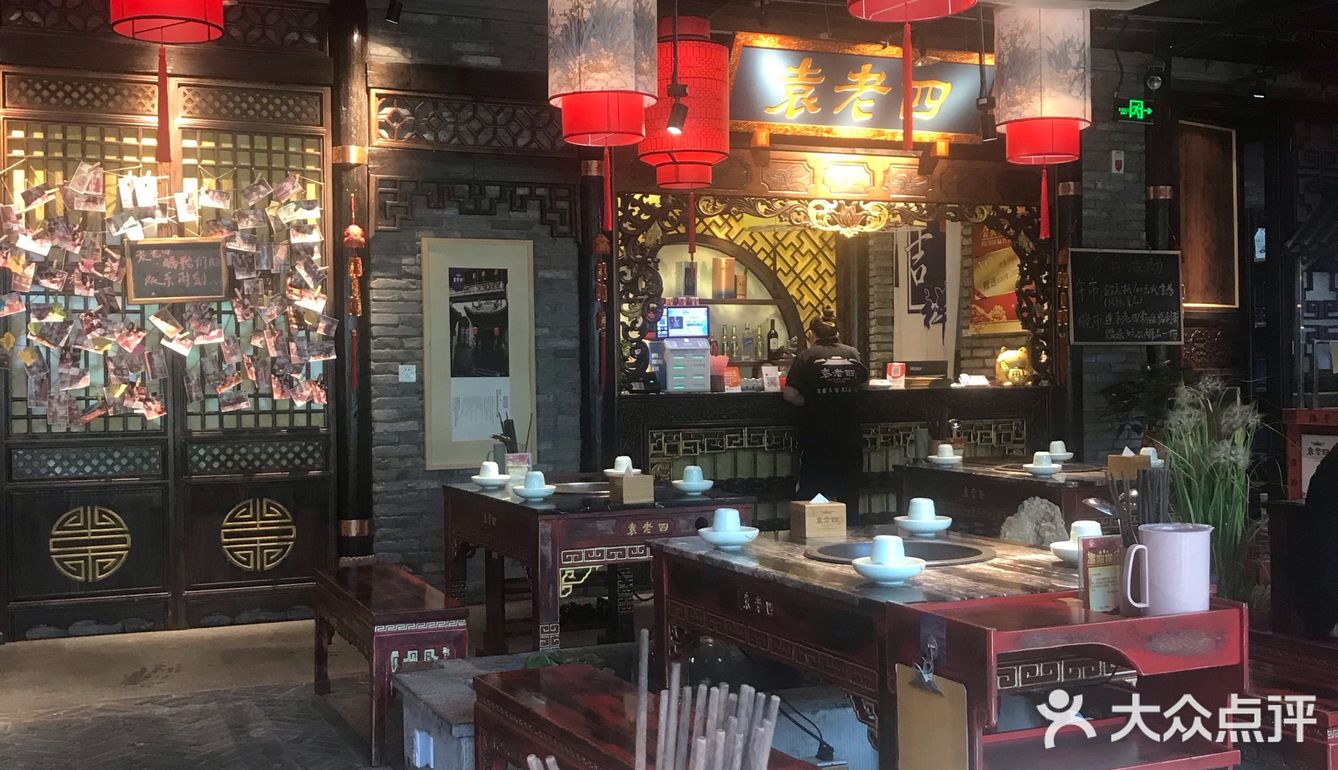 店面中等，但风格满满的川味风，也还比较窗明几净