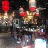 店面中等，但风格满满的川味风，也还比较窗明几净