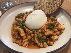 布拉塔芝士配鸡肉炖番茄和鹰嘴豆-Wagas沃歌斯(汇智店)