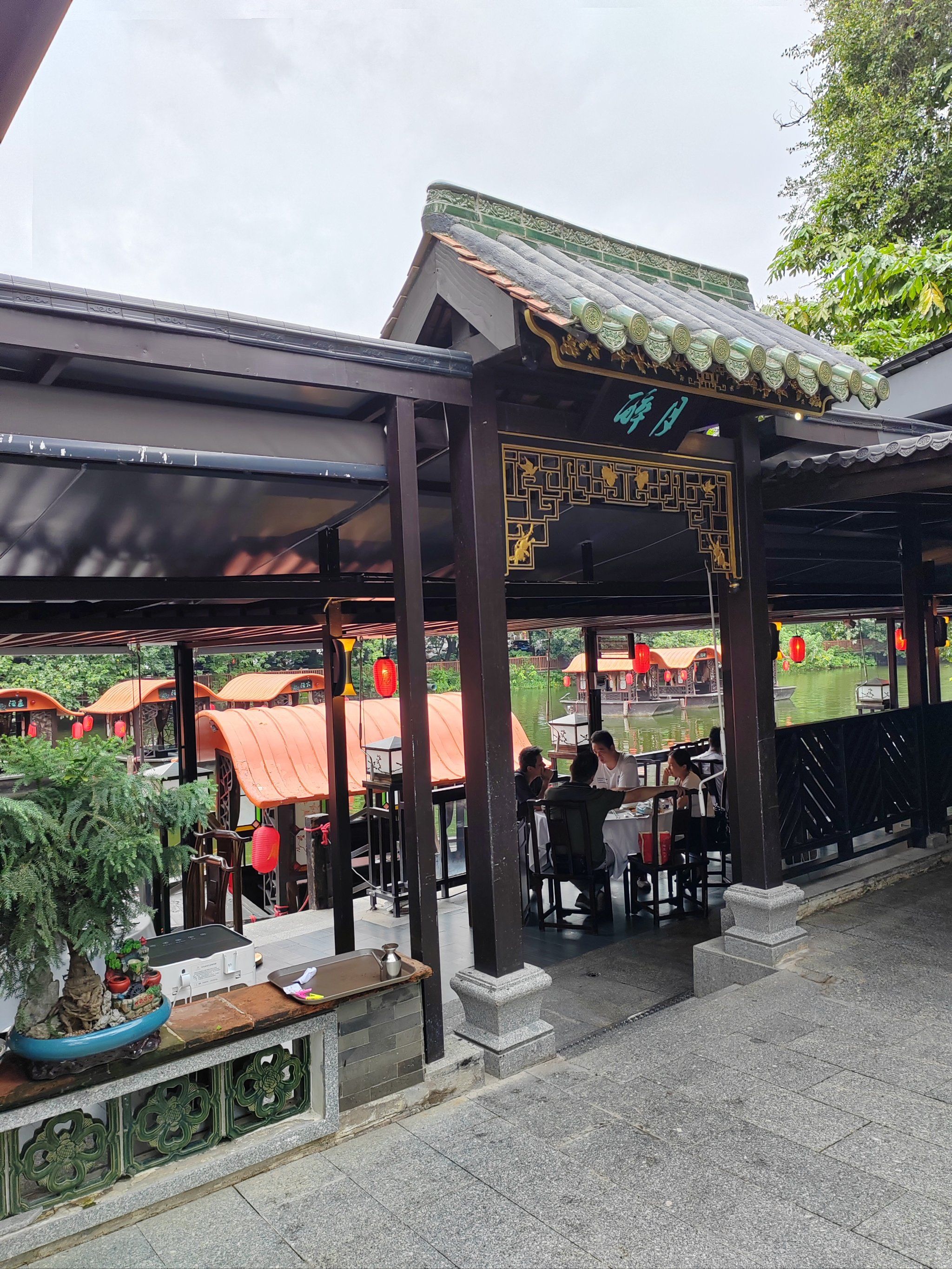 今天中午到了荔湾湖畔的唐荔园酒家饮茶食午饭啦,这里环境不错,亭台