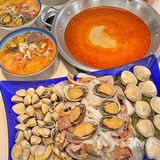 这家就在上邦，开了好几年，每天都有超多的食客在这排等候