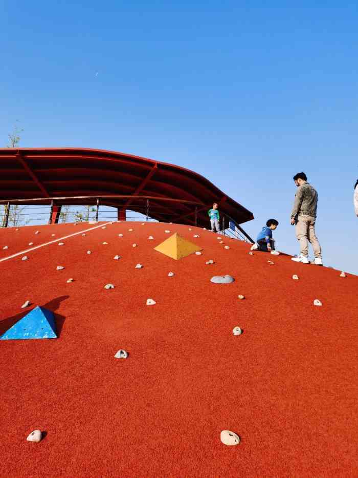 赵巷体育公园-"就在山姆会员店边上,体育公园的停车场也是.