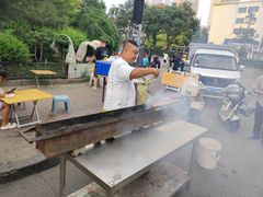 餐厅对面的烤串-凯鸽酒楼(大同振兴街店)