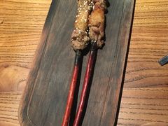 红柳羊肉串-阿里家·新疆烤肉酒場 by MIG