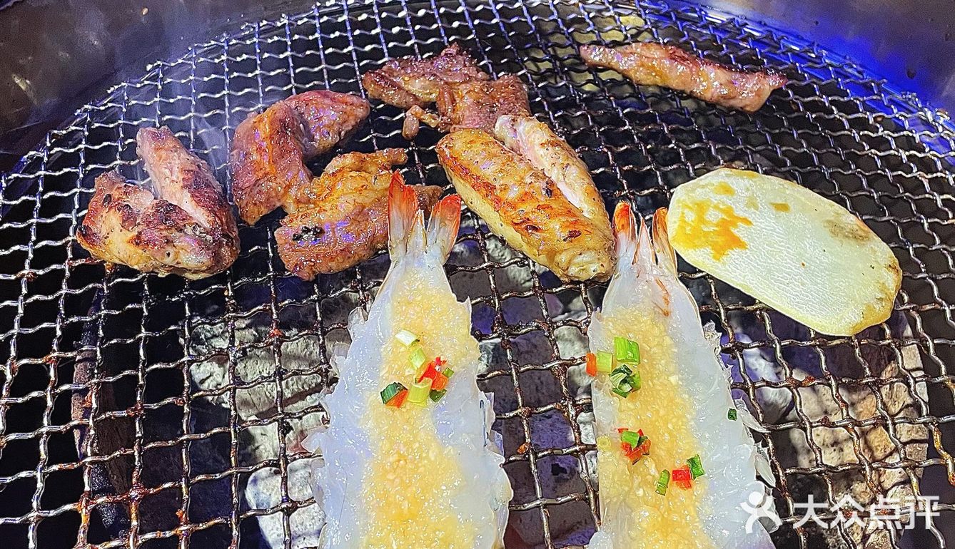 夏季夜生活最大的快乐就是下班后和小姐妹去吃烤肉！