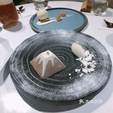 外面是巧克力，脆脆的，里面是香蕉馅