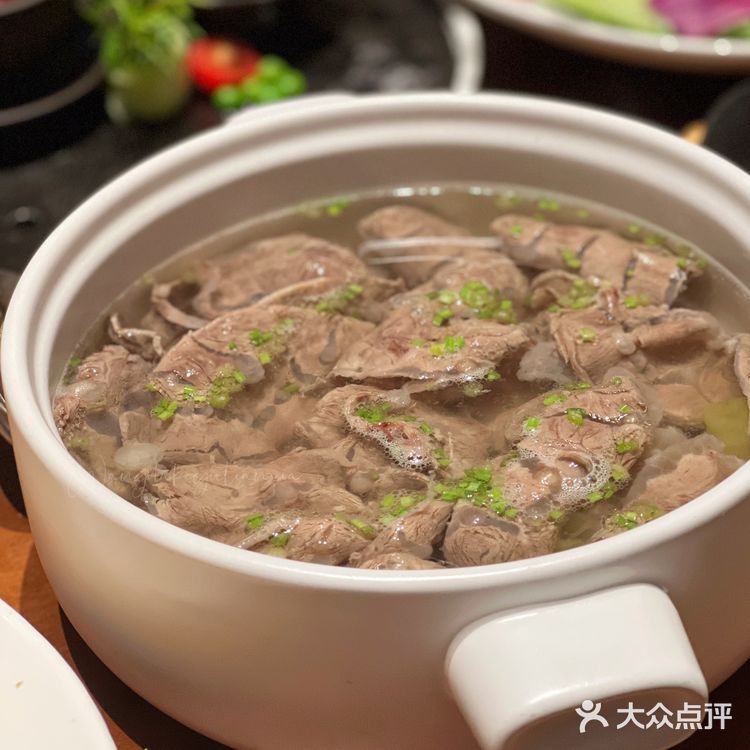 美味的苏浙菜和温润的茶水搭配，江南气息浓郁