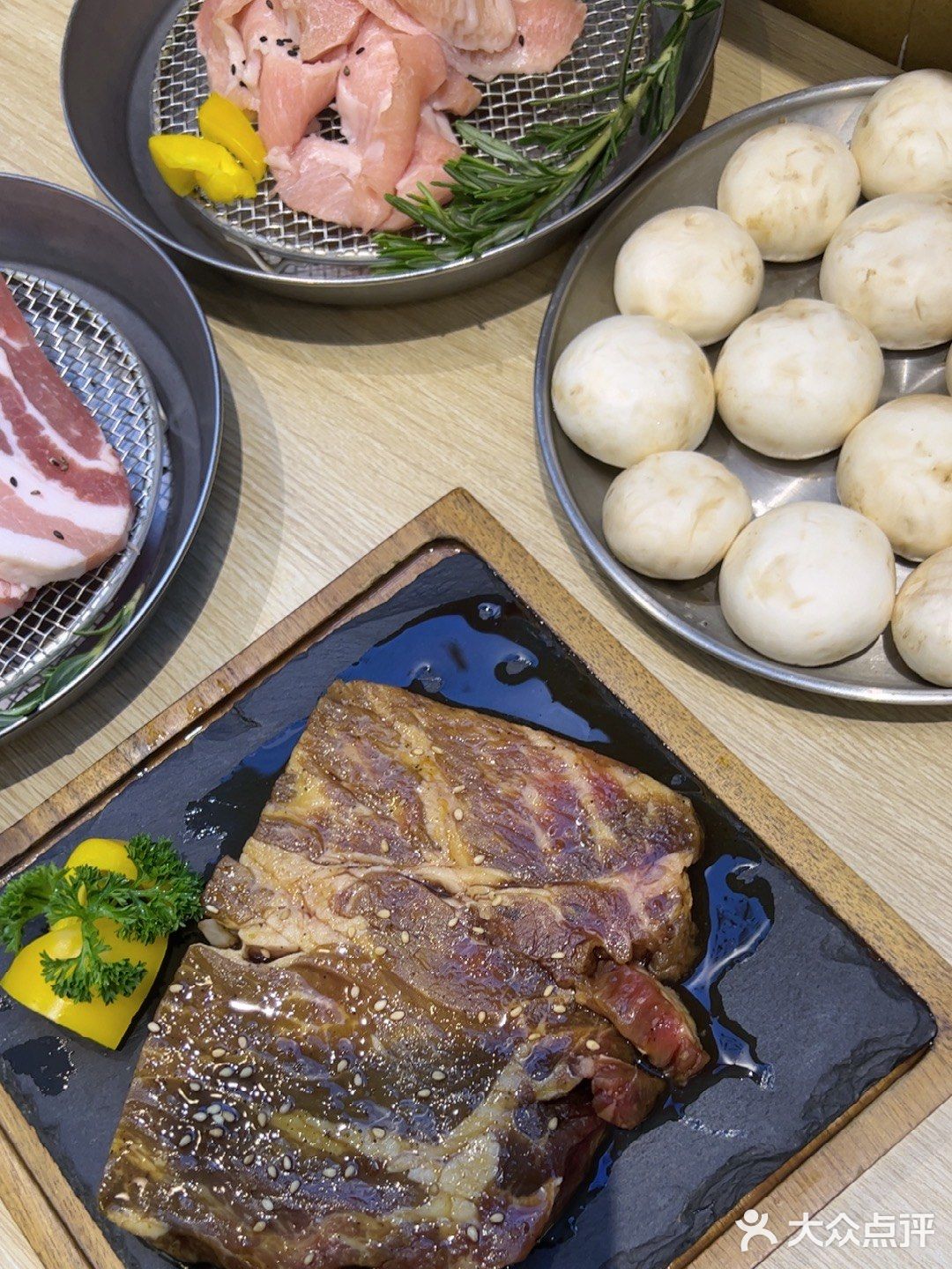 今天又来安三胖吃烤肉啦，环境超级好 服务很热情