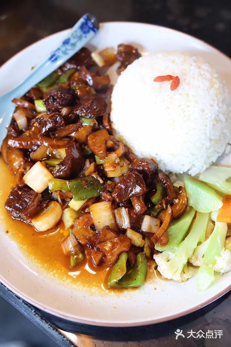 佛跳墙捞饭(连目巷店)秘制海鲜辣酱牛腩饭图片
