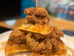 香辣炸鸡配华夫饼-悠航SLOWBOAT(三里屯店)