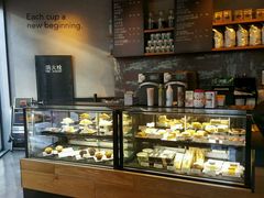 面包甜点陈列柜-星巴克(北京三里屯SOHO一店)