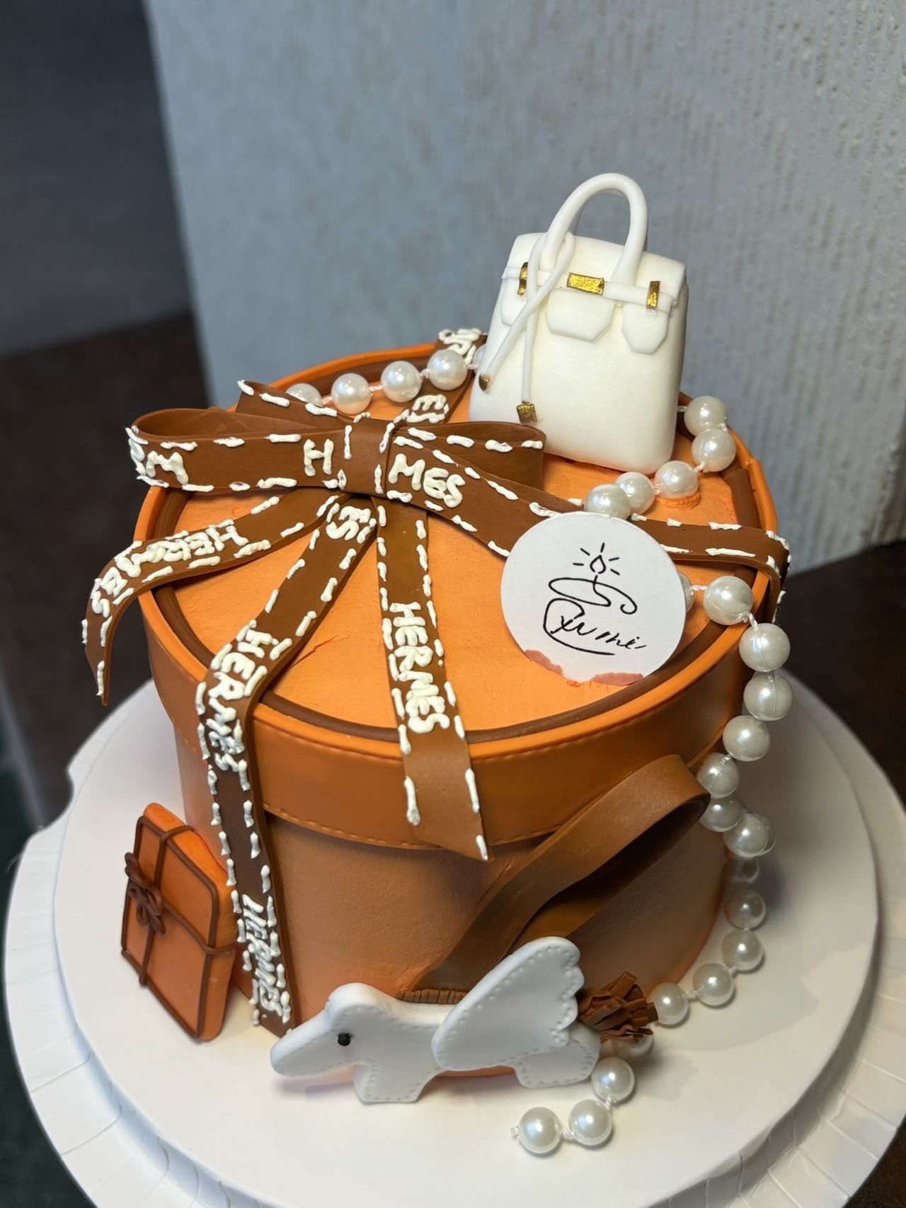 蛋糕宛如一件精致的艺术品
爱马仕经典的橙色调搭配标志性的图案
