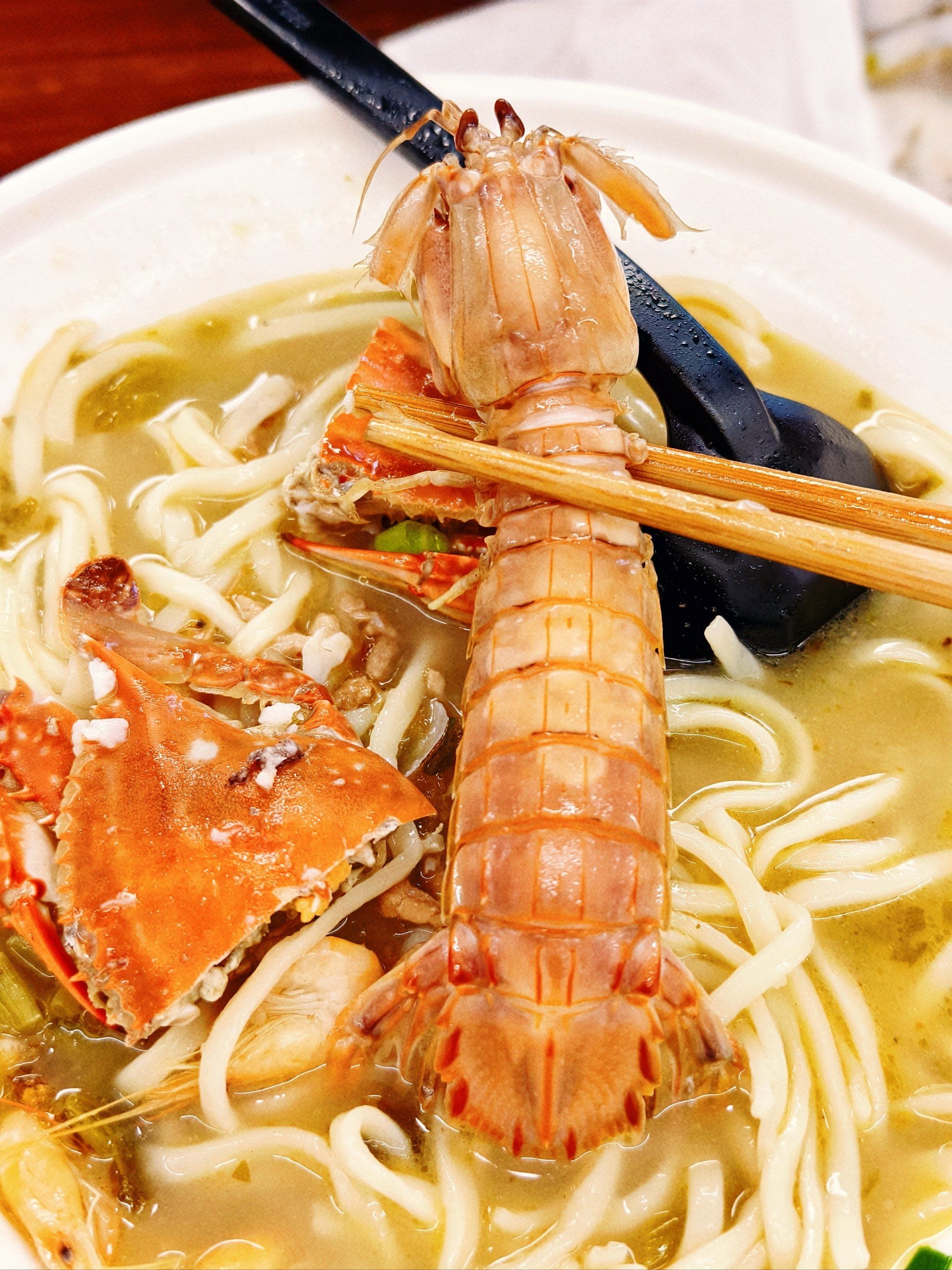 这一碗海鲜面真的壕,满满的海鲜料,汤头好鲜!