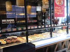 面包甜点陈列柜-新万鑫银丝面·非遗无锡味(惠山古镇店)