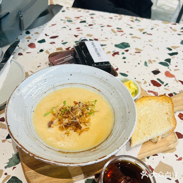 淋着酱汁的紫米饭作为打底，每次都能把米饭全部吃完