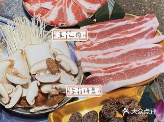 街头边的的烤肉店居然是用锅盖当烤盘的！