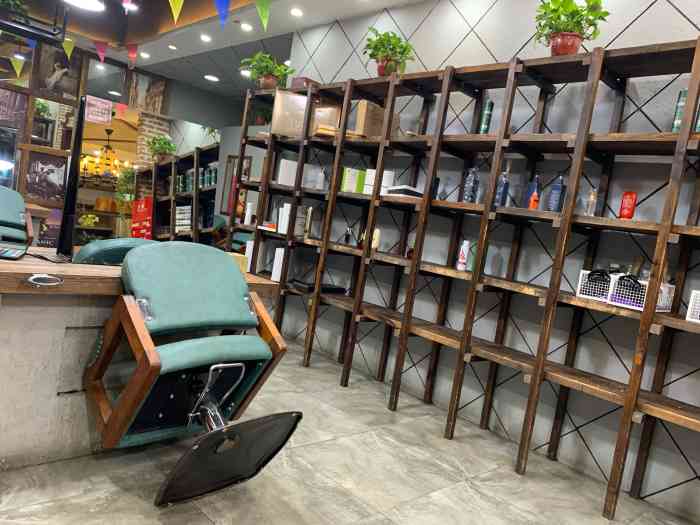 启宇美容美发(通淮街店)-"【项目】剪发刚从里面出来,服务态度太差.