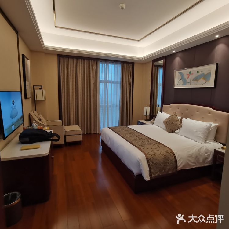 地下室有车位（住宿完领停车券）