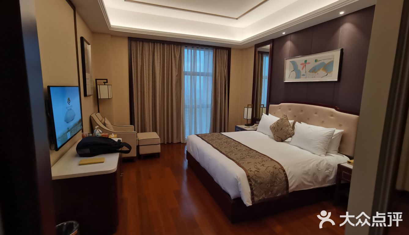 地下室有车位（住宿完领停车券）