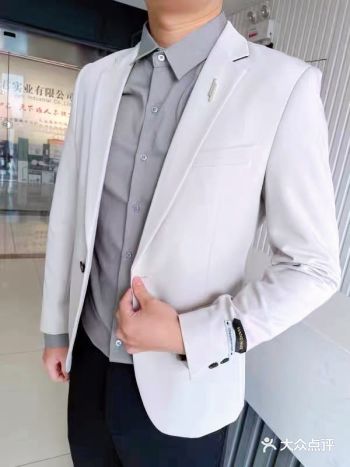 西装背心 大体上可被分作单排扣式 与双排扣式两种