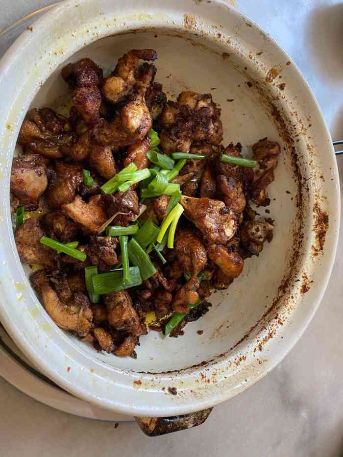 红枫寨瓦香鸡(交通路店)-"开挺多年的老店了,环境还过的去啦,服务态.