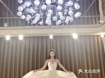 柔美浪漫的婚纱设计不仅能勾起女人心中一直向往的公主梦