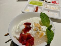 草莓酸奶绵绵冰-四季民福烤鸭店(外滩外白渡桥店)