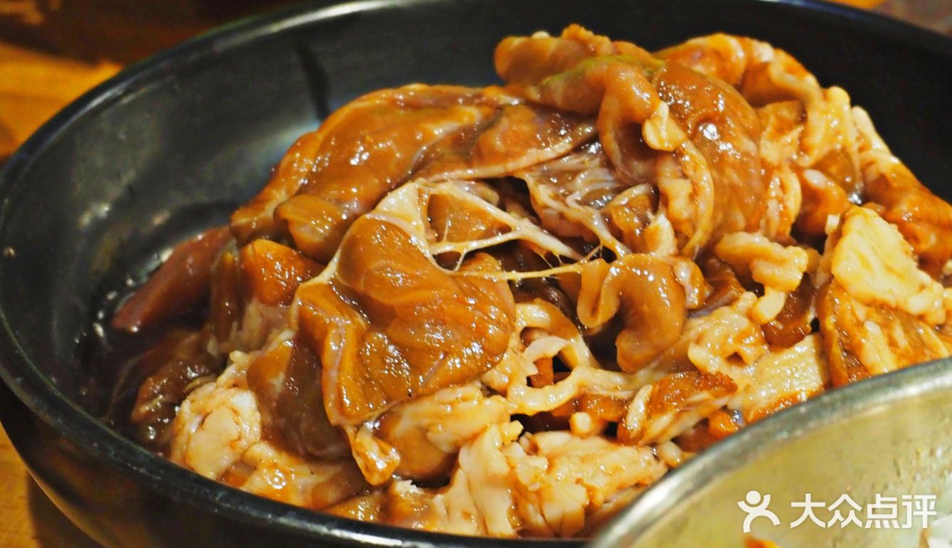 吃肉吃得贼过瘾🤤这家烤肉店竟🈶️1m厚五花…