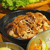 吃肉吃得贼过瘾🤤这家烤肉店竟🈶️1m厚五花…