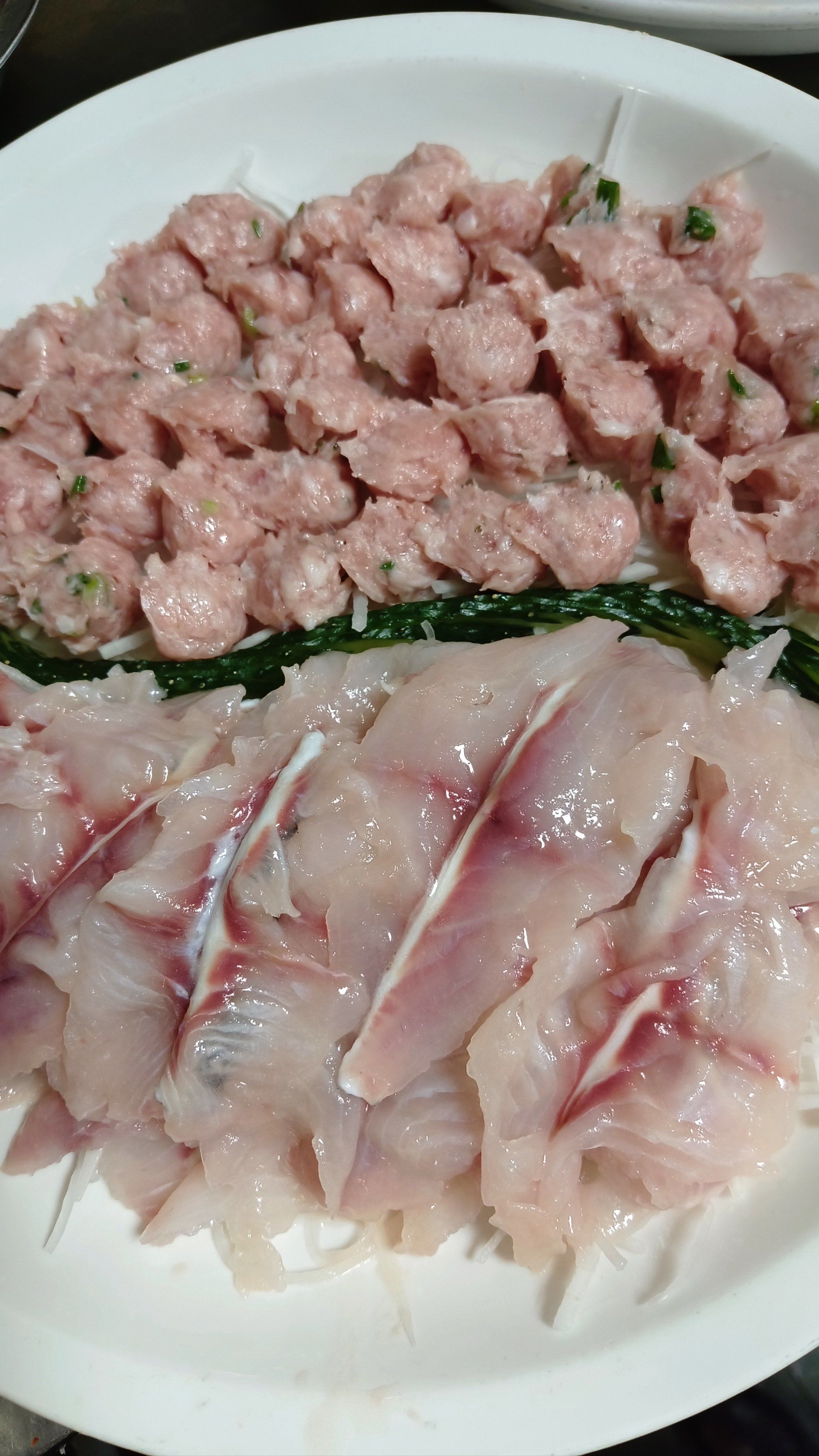 这款肉丸与鱼片拼合的汤锅堪称一绝