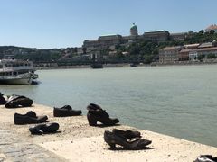 -多瑙河畔鞋履雕塑