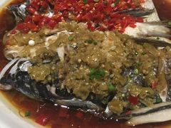 双色鱼头（大份）-钟掌勺忘不了地道湘菜(新天地假日广场店)