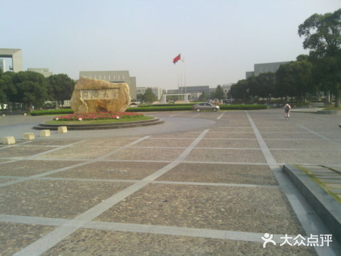 同济大学(嘉定校区)校门图片