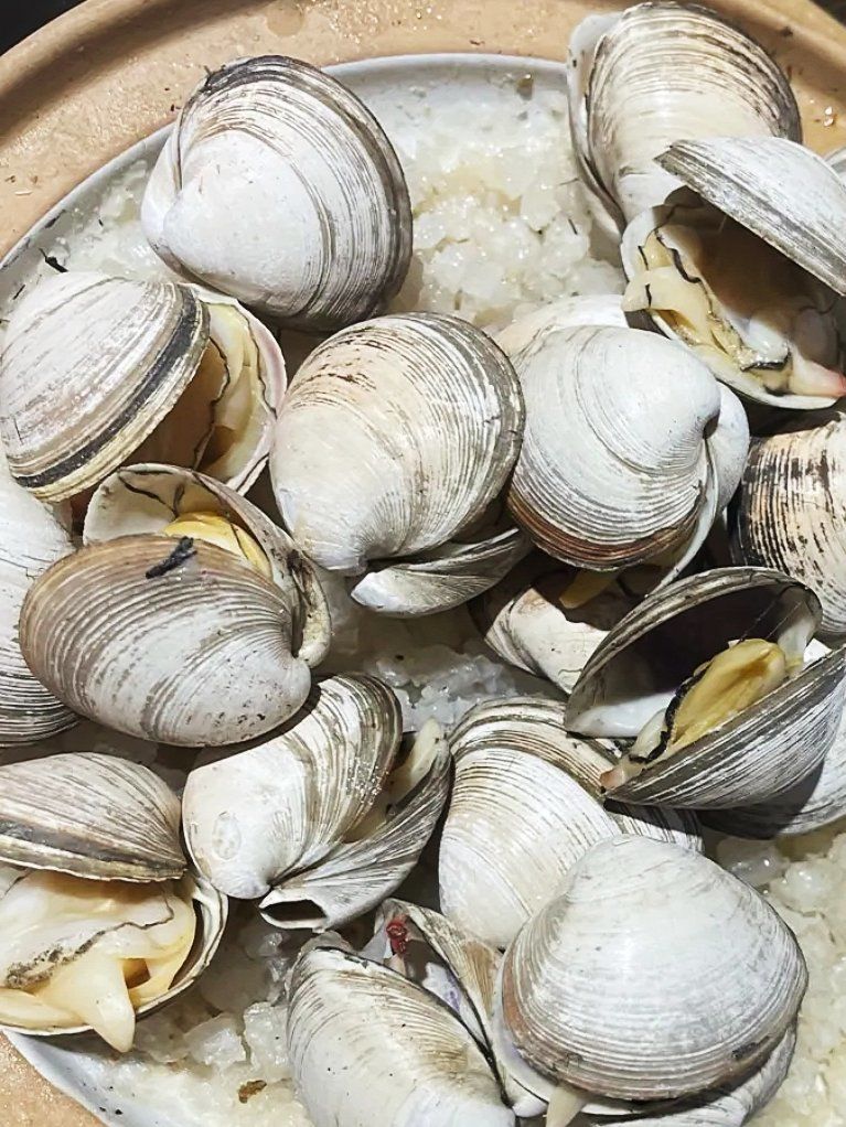 n海鲜类,烤肉类,各种类型的食材全部摆满自己任意挑选,除了烤肉以外