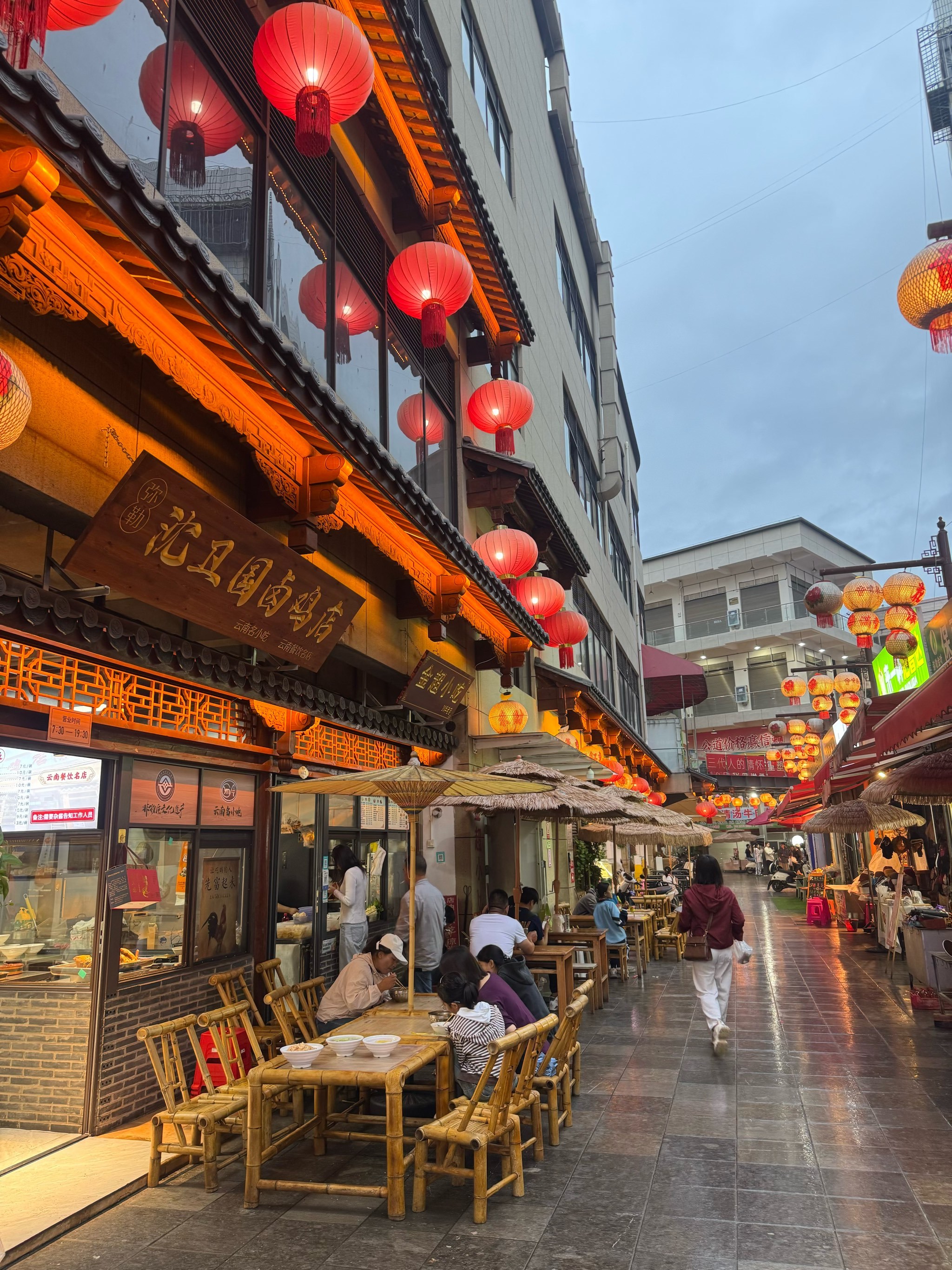 弥勒喷泉老街夜市人均50吃一街