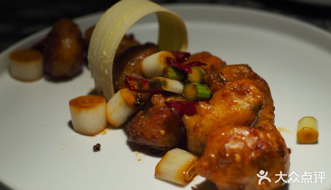 一边吃饭一边欣赏舞蹈，不香吗[胜利]