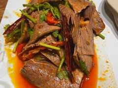 手撕美人椒拌牛肉-云海肴·汽锅鸡·云南代表菜(美罗城店)