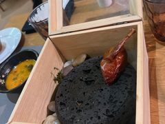 樱桃木大红袍烟熏玻璃乳鸽-解放碑威斯汀酒店-知味国际美食餐厅