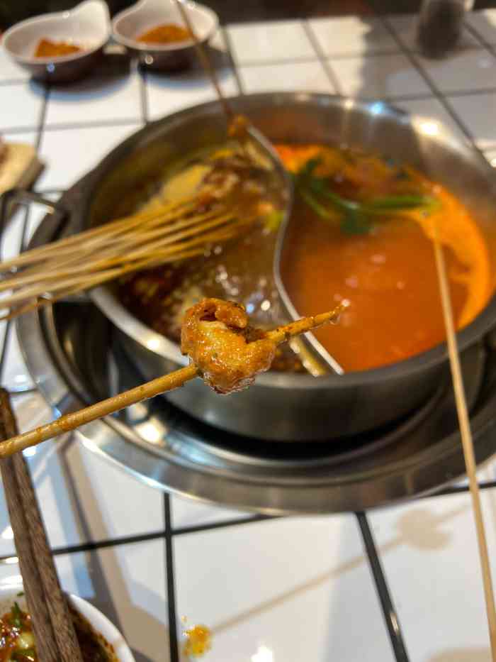王胖胖牛肉串串火锅-"像新开的店 [薄荷]环境: 新装修,看起.