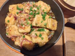 香煎石屏豆腐-云海肴·汽锅鸡·云南代表菜(天山百盛优客店)