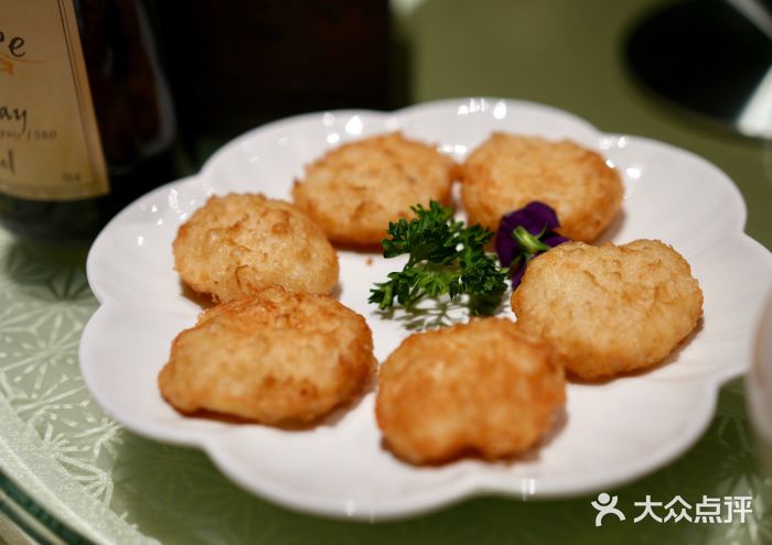 富临饭店阿一鲍鱼黄金墨鱼饼图片