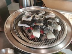 -围炉肉舍•炭烤活鳗•丹东海鲜烤肉(步行街店)