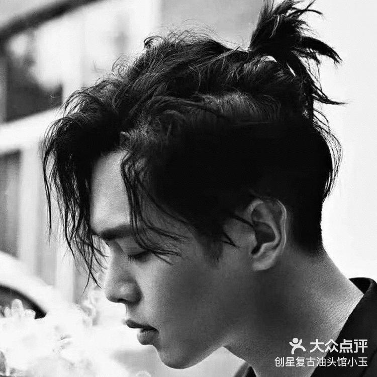 我们的男生发型在这里更是能够显出来男生的帅气,好看的马尾发型无