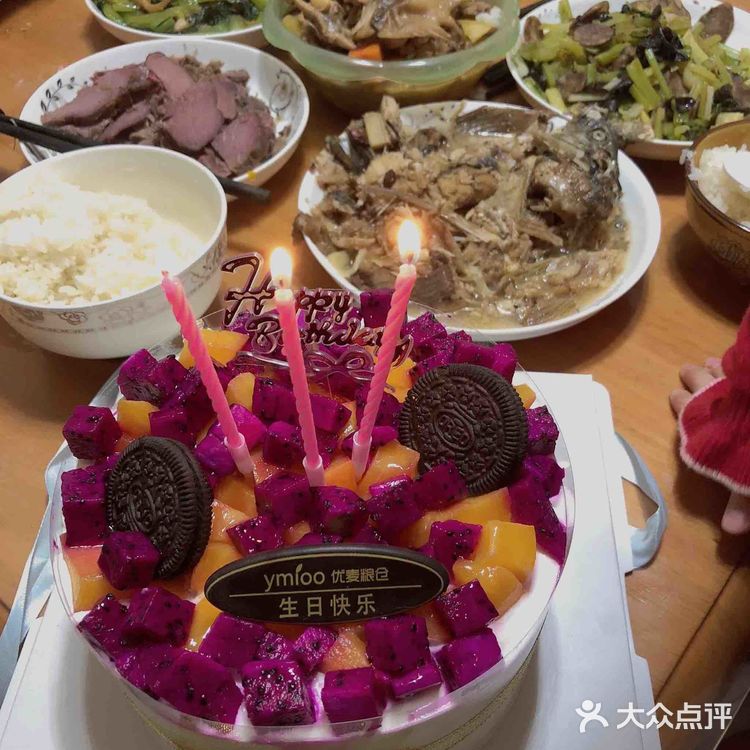 蛋糕上的水果很新鲜，过生日,红色火龙果，红红火火