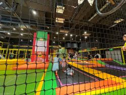 -蹦蹦跳跳(新奥购物中心店)