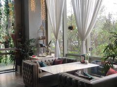 靠窗位-九月里.自由花园餐厅