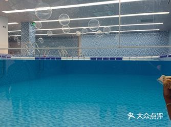 每节课至少有2个老师，约6-12名学生