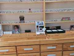 -豪门视光·星趣控·蔡司依视路眼镜代理商(中央大街店)